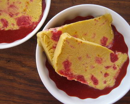 Клубничный гаспачо с семифреддо из манго, малины и шафрана