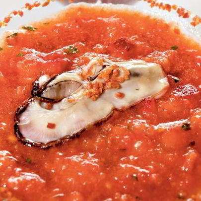 Клубничный гаспачо с устрицей и пылью из хамона