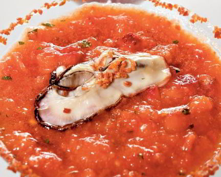 Клубничный гаспачо с устрицей и пылью из хамона