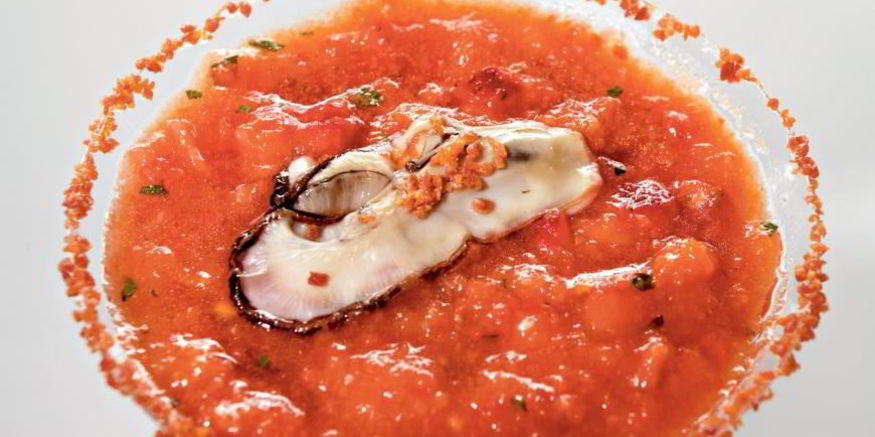 Рецепт клубничного гаспачо с устрицей и пылью из хамона