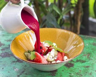 Свекольный гаспачо с арбузом и домашним сыром