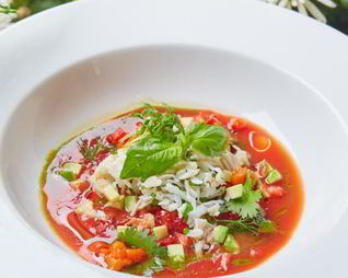 Томатный суп Гаспачо с печеным болгарским перцем, авокадо, мясом камчатского краба и тартаром из клубники