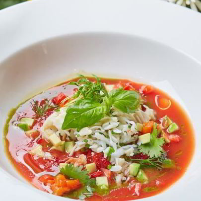 Томатный суп Гаспачо с печеным болгарским перцем, авокадо, мясом камчатского краба и тартаром из клубники