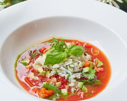 Томатный суп Гаспачо с печеным болгарским перцем, авокадо, мясом камчатского краба и тартаром из клубники