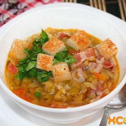 Гороховый суп с копченой колбасой и беконом