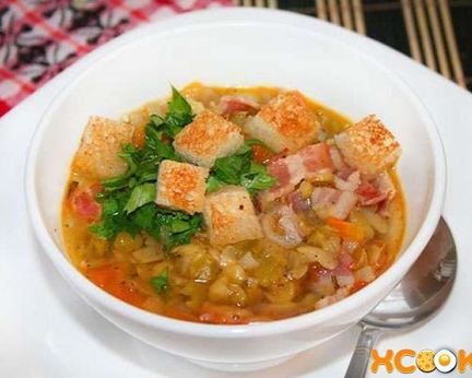 Гороховый суп с копченой колбасой и беконом