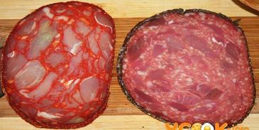 гороховый суп с копченой колбасой и беконом