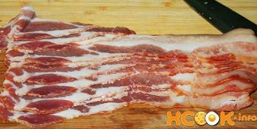 гороховый суп с копченой колбасой и беконом