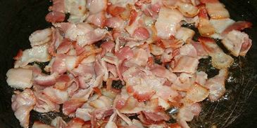 гороховый суп с копченой колбасой и беконом