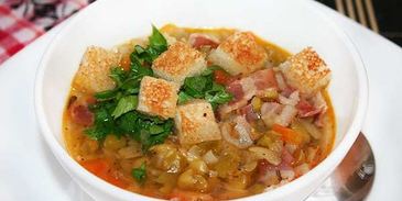 гороховый суп с копченой колбасой и беконом