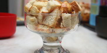 гороховый суп с копченостями и гренками