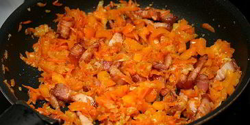 гороховый суп с копченостями и гренками