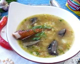 Гороховый суп с копченостями и лесными грибами