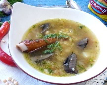 Гороховый суп с копченостями и лесными грибами