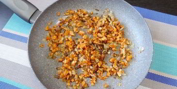 гороховый суп с копченостями и лесными грибами