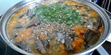 гороховый суп с копченостями и лесными грибами