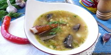 гороховый суп с копченостями и лесными грибами