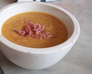 Гороховый суп с копченым беконом