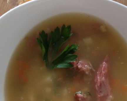 Гороховый суп с копчеными ребрышками и сельдереем