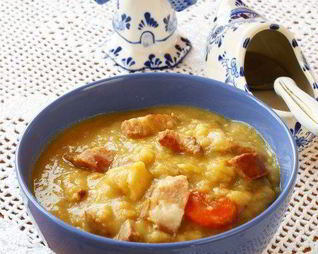 Гороховый суп с копчеными ребрышками и зеленью