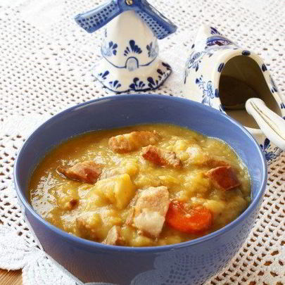 Гороховый суп с копчеными ребрышками и зеленью