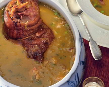 Гороховый суп с мятой и свиной рулькой