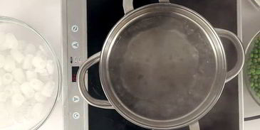 гороховый суп с мятой и свиной рулькой