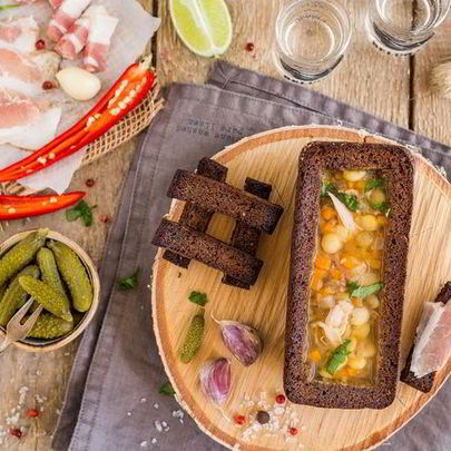 Наваристый гороховый суп с уткой в хлебном горшочке