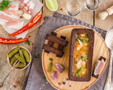 Наваристый гороховый суп с уткой в хлебном горшочке