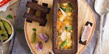 наваристый гороховый суп с уткой в хлебном горшочке