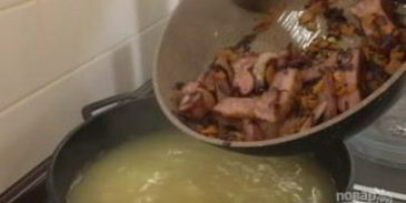 очень вкусный гороховый суп с копчеными ребрышками