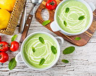 Холодный йогуртовый суп с горошком и мятой