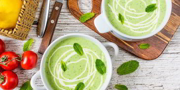 холодный йогуртовый суп с горошком и мятой