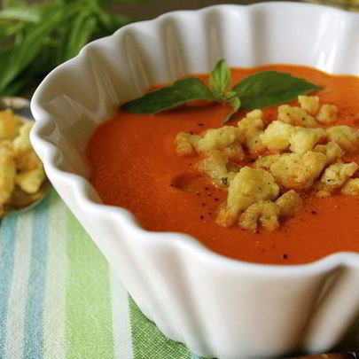 Холодный красный суп с ароматной крошкой