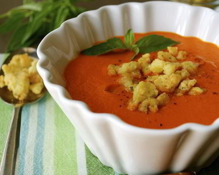 Холодный красный суп с ароматной крошкой