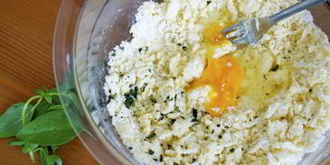 холодный красный суп с ароматной крошкой