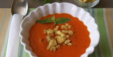 холодный красный суп с ароматной крошкой