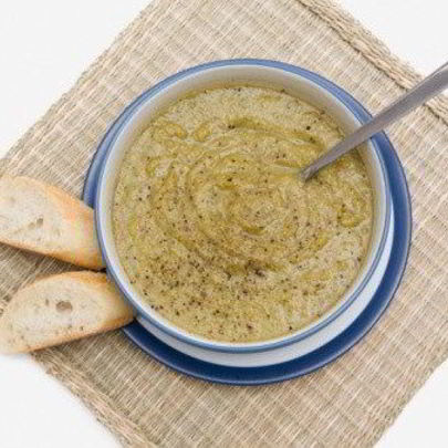 Холодный крем-суп с зеленым горошком и цукини по-средиземноморски