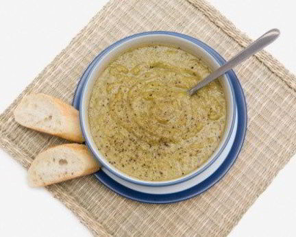 Холодный крем-суп с зеленым горошком и цукини по-средиземноморски