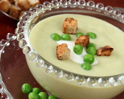 Холодный летний крем-суп с йогуртом, мятой, горошком и цукини