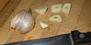 холодный огуречный суп с фасолью и ветчиной