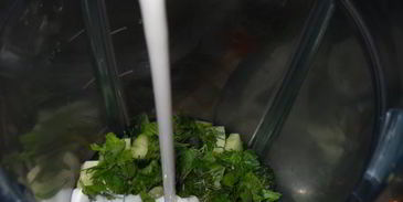 холодный огуречный суп с фасолью и ветчиной