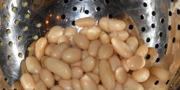 холодный огуречный суп с фасолью и ветчиной