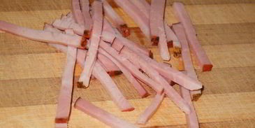 холодный огуречный суп с фасолью и ветчиной