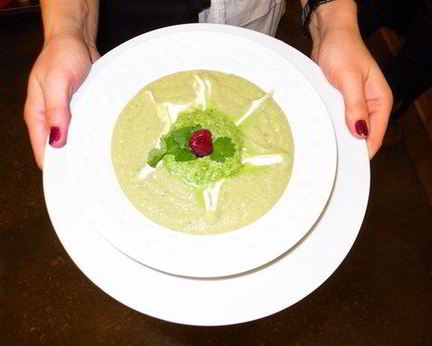 Холодный суп из авокадо с приправой из кинзы