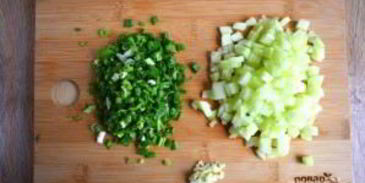 холодный суп из кефира с огурцами и зеленью