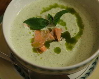 Холодный суп из огурцов с семгой и базиликом