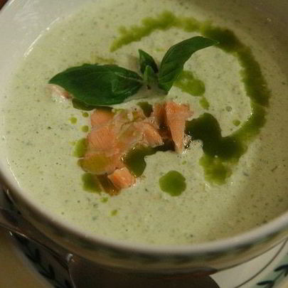 Холодный суп из огурцов с семгой и базиликом