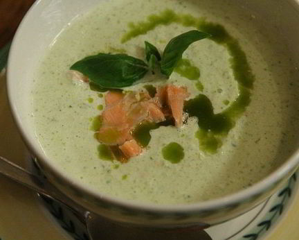 Холодный суп из огурцов с семгой и базиликом