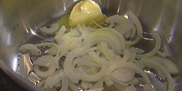 холодный суп из огурцов с семгой и базиликом